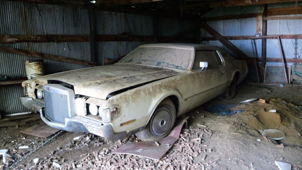 Incredible Restoration Of A Barn Find 1972 Lincoln Continental