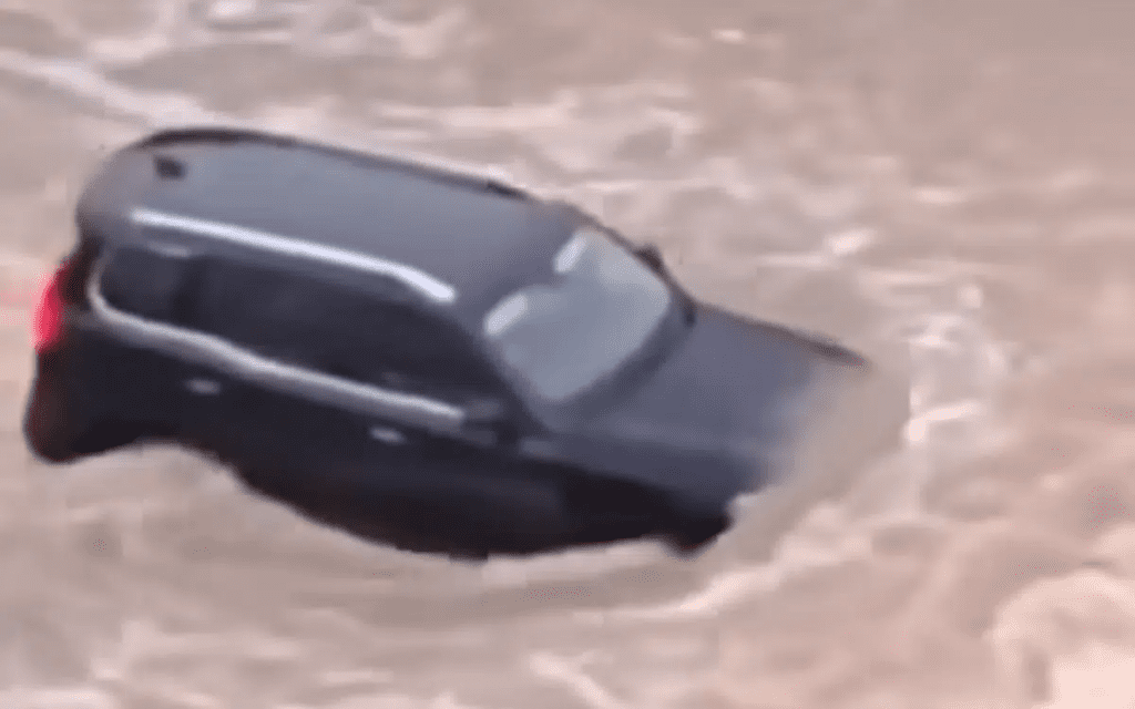 Toyota Land Cruiser Prado Effortlessly Navigates Through Severe Flood Conditions